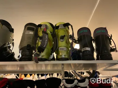 7st par med skidpjäxor och 1st par med telemarkpjäxor.