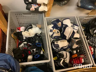Stort parti begagnad hockeyutrustning, axelskydd, byxor, hjälmar, klubbor, benskydd m.m.