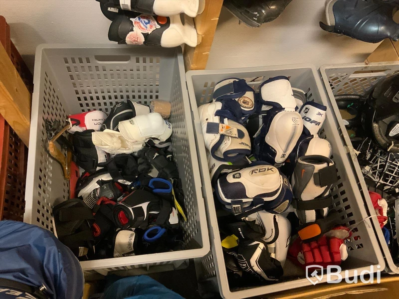 Stort parti begagnad hockeyutrustning, axelskydd, byxor, hjälmar, klubbor, benskydd m.m.