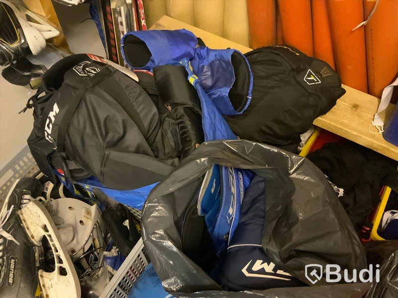 Stort parti begagnad hockeyutrustning, axelskydd, byxor, hjälmar, klubbor, benskydd m.m.