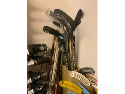 Stort parti begagnad hockeyutrustning, axelskydd, byxor, hjälmar, klubbor, benskydd m.m.