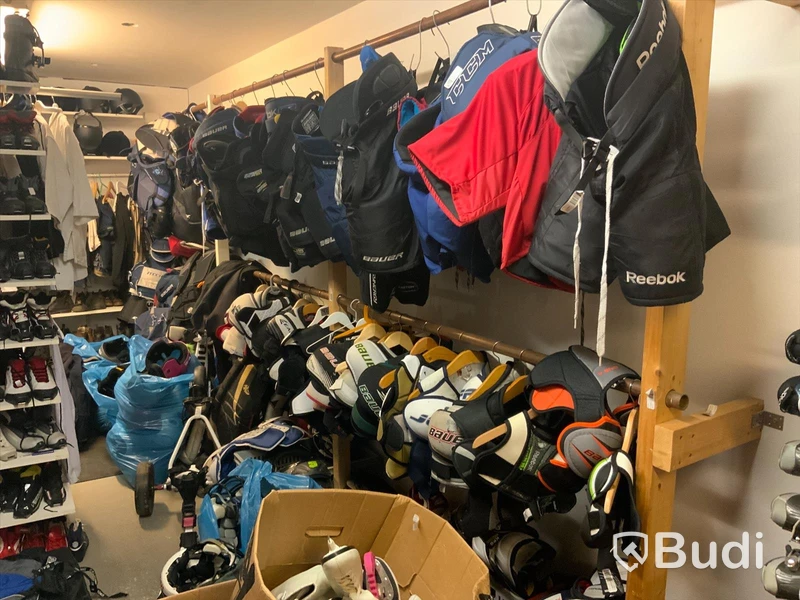 Stort parti begagnad hockeyutrustning, axelskydd, byxor, hjälmar, klubbor, benskydd m.m.