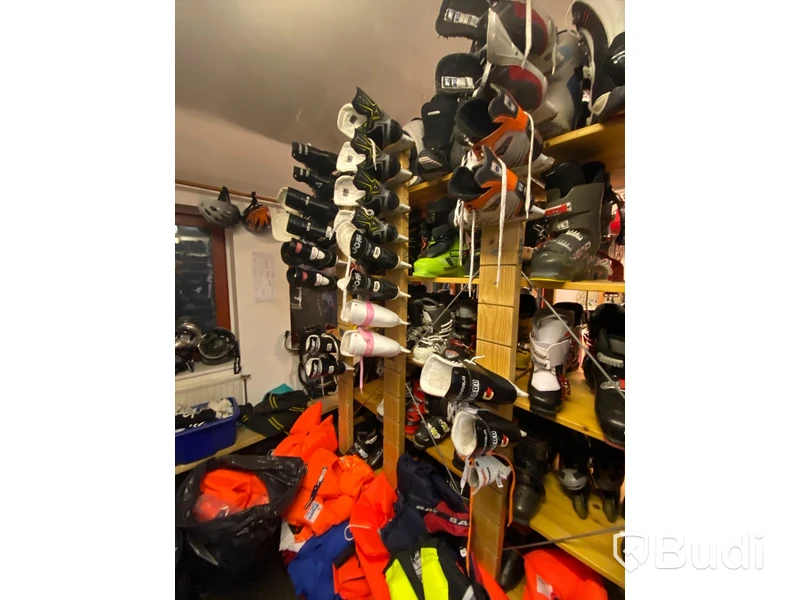 Ca 80st par begagnade Hockeyskridskor olika storlekar, kända märken.