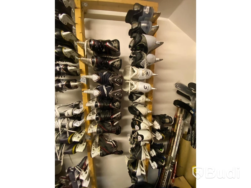 Ca 80st par begagnade Hockeyskridskor olika storlekar, kända märken.