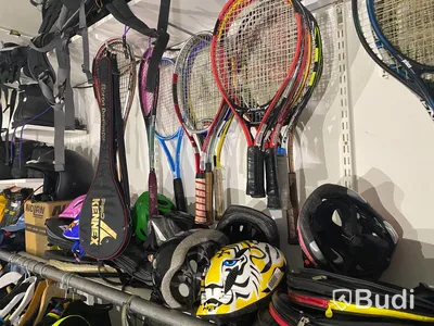 Ca 40st begagnade racket, varav 28st är tennisracket. Kända märken Wilson, Prince, Dunlop m.fl