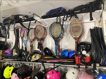 Ca 40st begagnade racket, varav 28st är tennisracket. Kända märken Wilson, Prince, Dunlop m.fl
