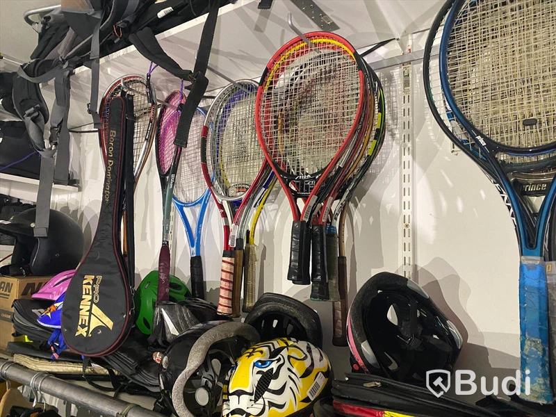 Ca 40st begagnade racket, varav 28st är tennisracket. Kända märken Wilson, Prince, Dunlop m.fl