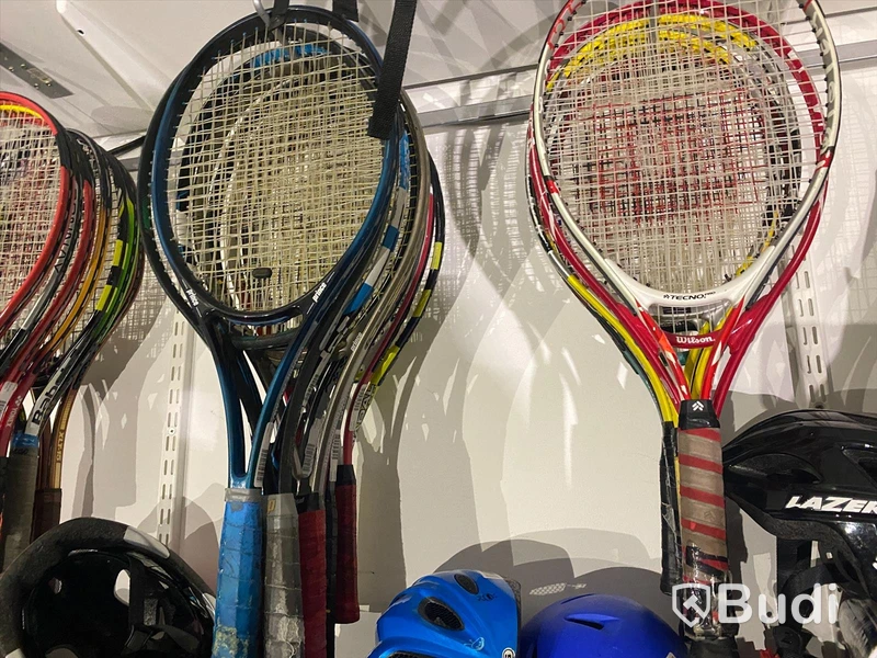 Ca 40st begagnade racket, varav 28st är tennisracket. Kända märken Wilson, Prince, Dunlop m.fl