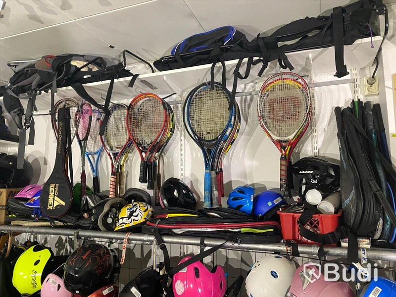 Ca 40st begagnade racket, varav 28st är tennisracket. Kända märken Wilson, Prince, Dunlop m.fl