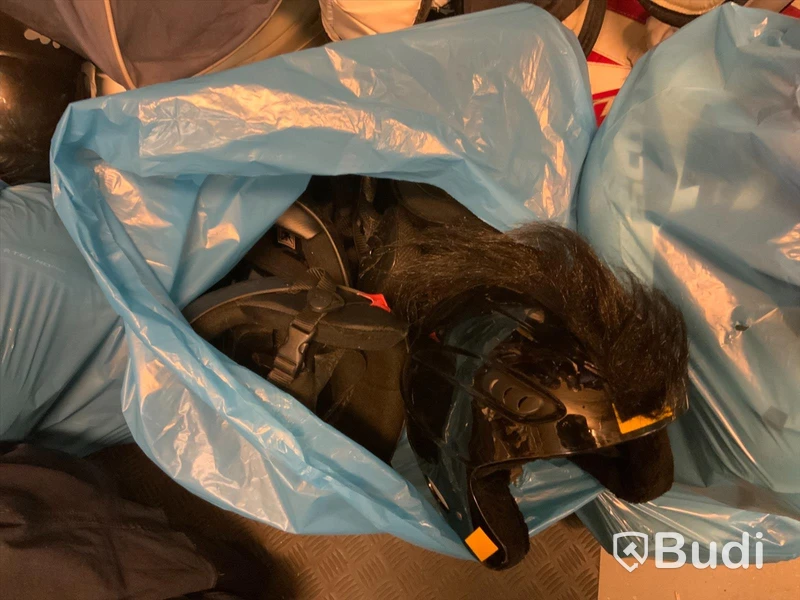 4st säckar begagnade hjälmar