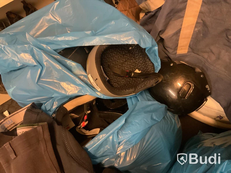 4st säckar begagnade hjälmar