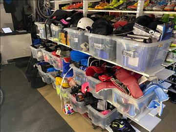 Parti med div begagnad skyddsutrustning, benskydd, målvaktshandskar, skateboardskydd, kampsportsskydd, knäskydd m.m.