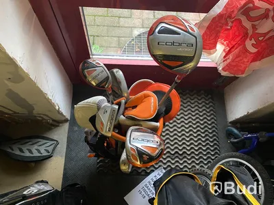 8st begagnade Golfbagar med div järnklubbor och drivers, Kända märken som Cobra, Ping, Callaway, Wilson m.fl