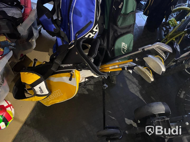 8st begagnade Golfbagar med div järnklubbor och drivers, Kända märken som Cobra, Ping, Callaway, Wilson m.fl