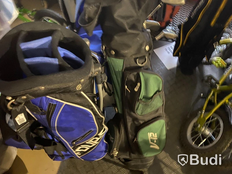 8st begagnade Golfbagar med div järnklubbor och drivers, Kända märken som Cobra, Ping, Callaway, Wilson m.fl