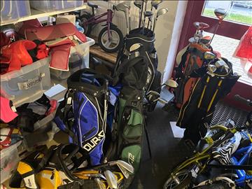 8st begagnade Golfbagar med div järnklubbor och drivers, Kända märken som Cobra, Ping, Callaway, Wilson m.fl