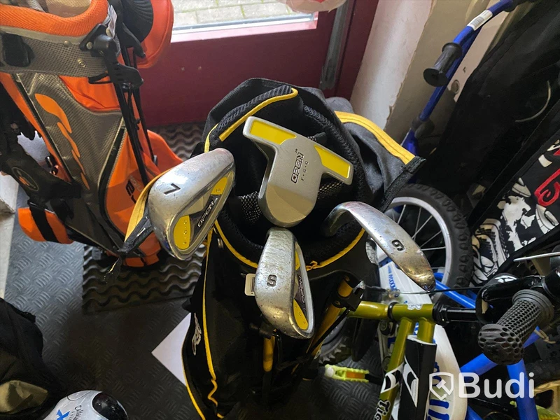 8st begagnade Golfbagar med div järnklubbor och drivers, Kända märken som Cobra, Ping, Callaway, Wilson m.fl