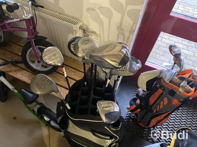 8st begagnade Golfbagar med div järnklubbor och drivers, Kända märken som Cobra, Ping, Callaway, Wilson m.fl
