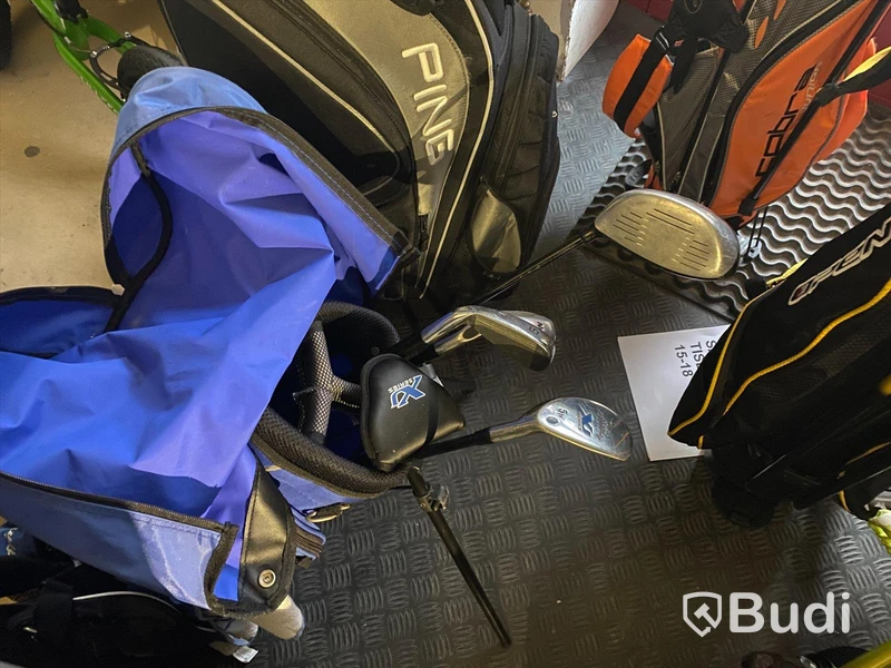 8st begagnade Golfbagar med div järnklubbor och drivers, Kända märken som Cobra, Ping, Callaway, Wilson m.fl