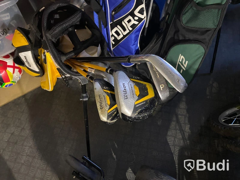 8st begagnade Golfbagar med div järnklubbor och drivers, Kända märken som Cobra, Ping, Callaway, Wilson m.fl