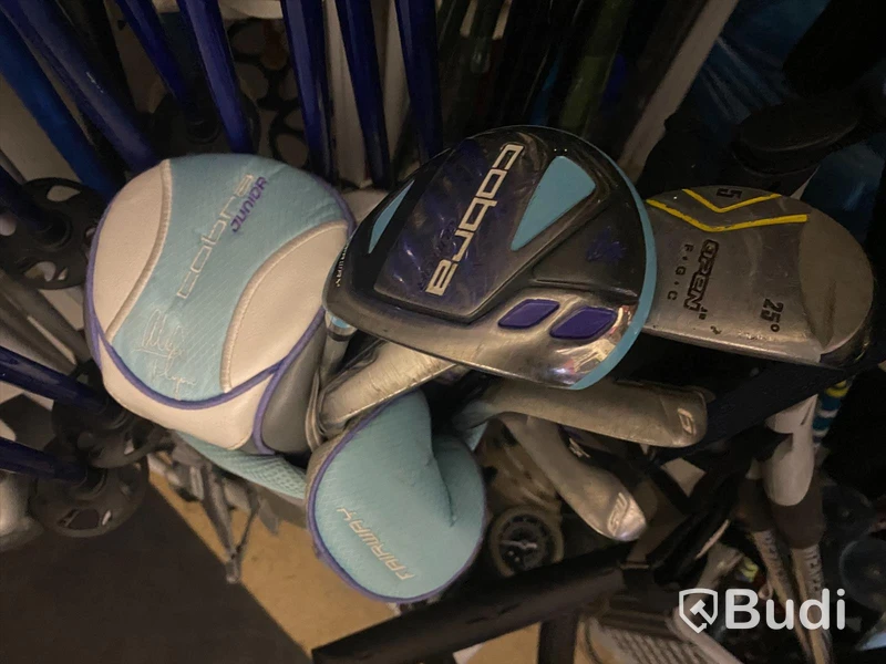 8st begagnade Golfbagar med div järnklubbor och drivers, Kända märken som Cobra, Ping, Callaway, Wilson m.fl