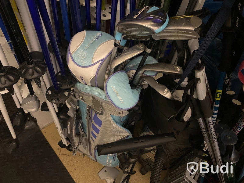 8st begagnade Golfbagar med div järnklubbor och drivers, Kända märken som Cobra, Ping, Callaway, Wilson m.fl