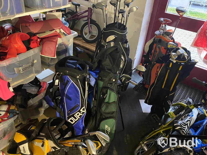 8st begagnade Golfbagar med div järnklubbor och drivers, Kända märken som Cobra, Ping, Callaway, Wilson m.fl