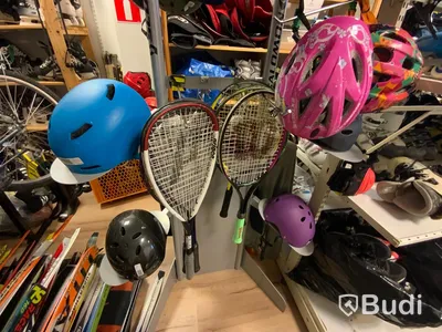 Parti med div begagnade hjälmar och tennisrack