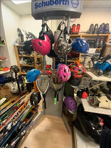 Parti med div begagnade hjälmar och tennisrack