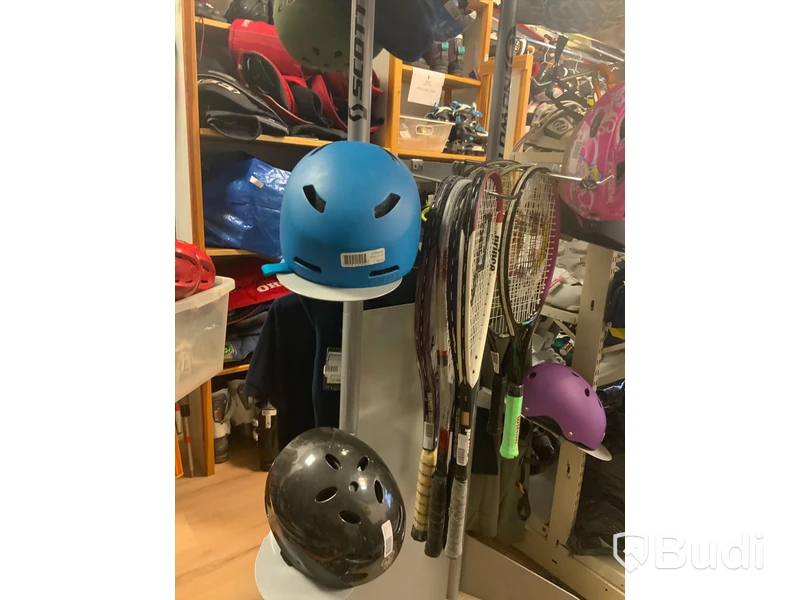 Parti med div begagnade hjälmar och tennisrack