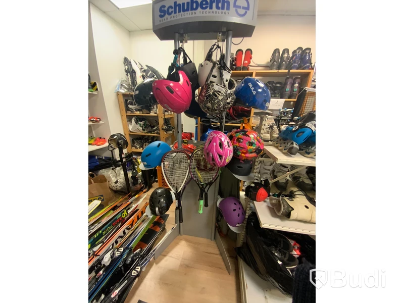 Parti med div begagnade hjälmar och tennisrack