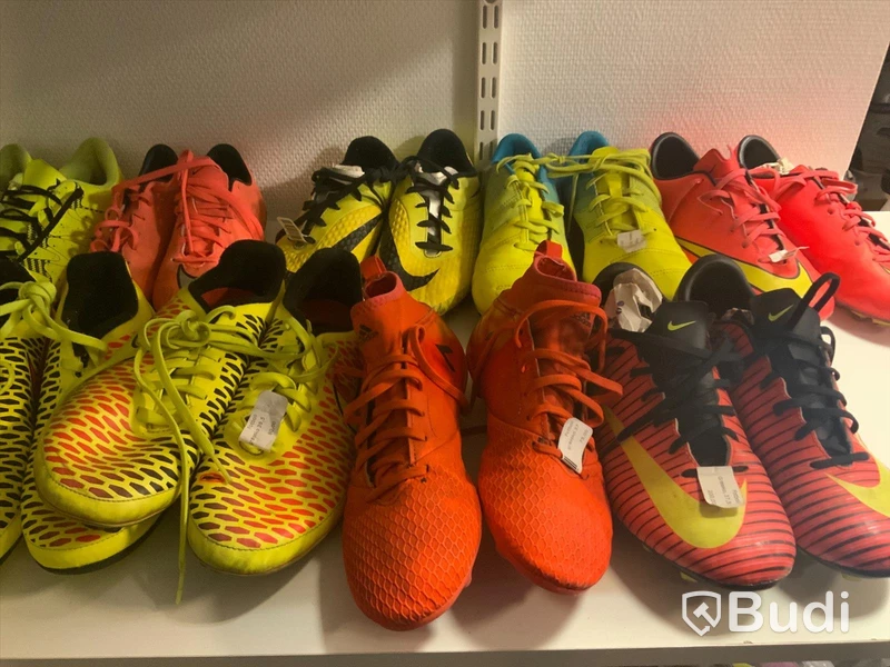 Ca 40 par begagnade sportskor, mestadels fotbollsskor