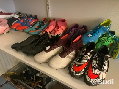Ca 40 par begagnade sportskor, mestadels fotbollsskor