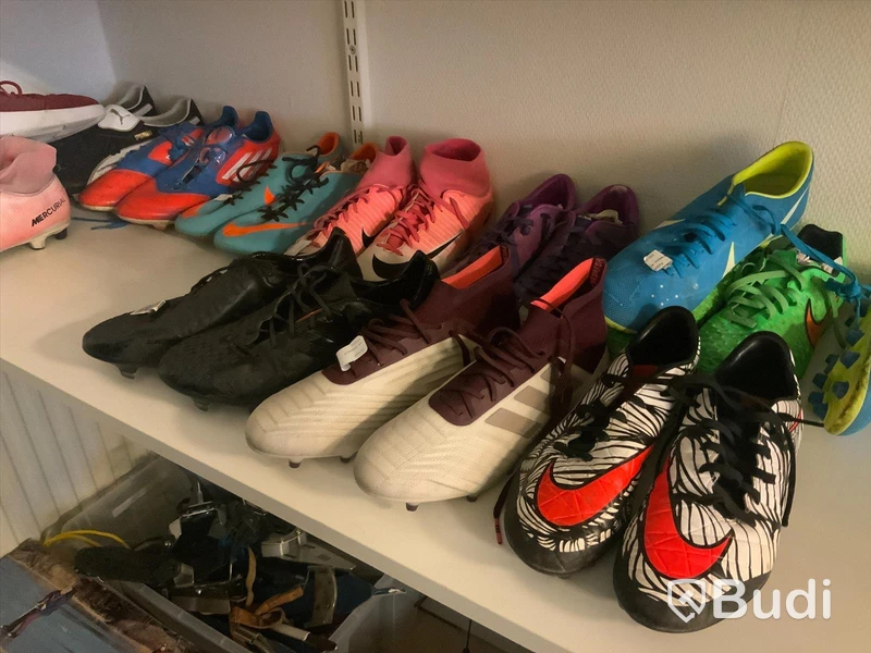 Ca 40 par begagnade sportskor, mestadels fotbollsskor
