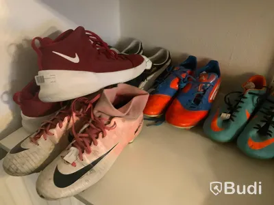 Ca 40 par begagnade sportskor, mestadels fotbollsskor