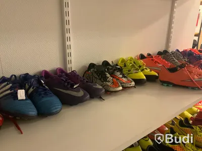 Ca 40 par begagnade sportskor, mestadels fotbollsskor