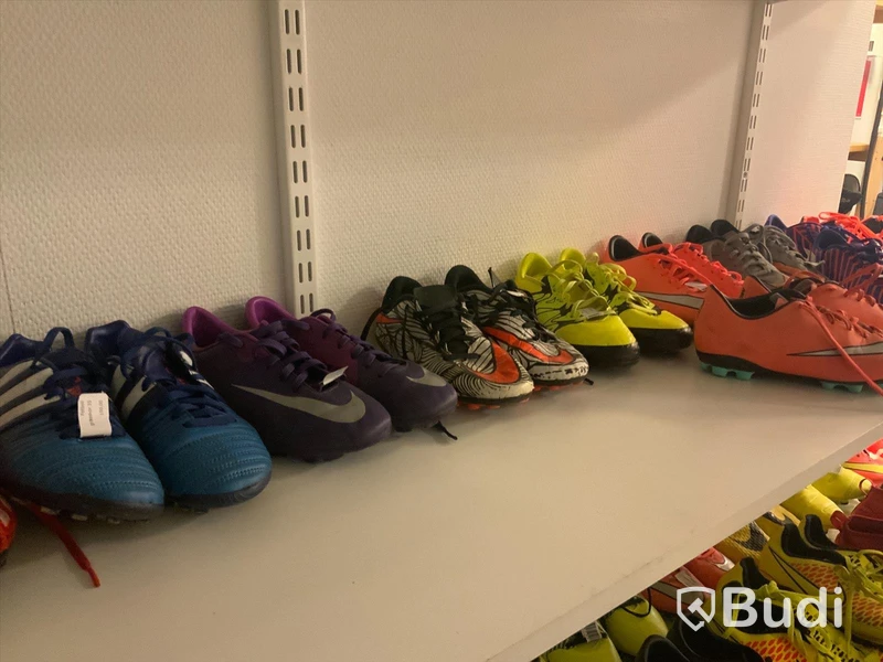 Ca 40 par begagnade sportskor, mestadels fotbollsskor