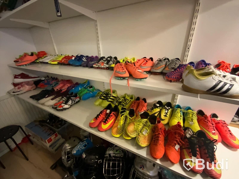 Ca 40 par begagnade sportskor, mestadels fotbollsskor