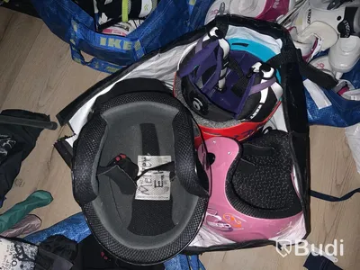 2st säckar med skidhjälmar