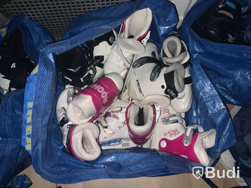 2st säckar med barnskridskor