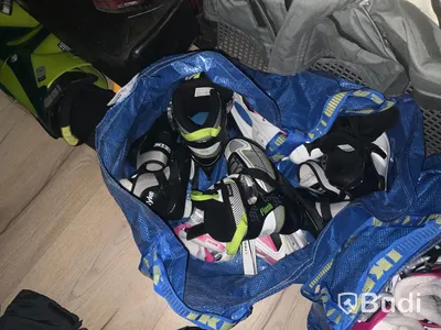 2st säckar med barnskridskor