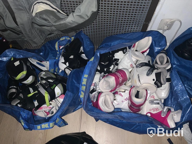 2st säckar med barnskridskor