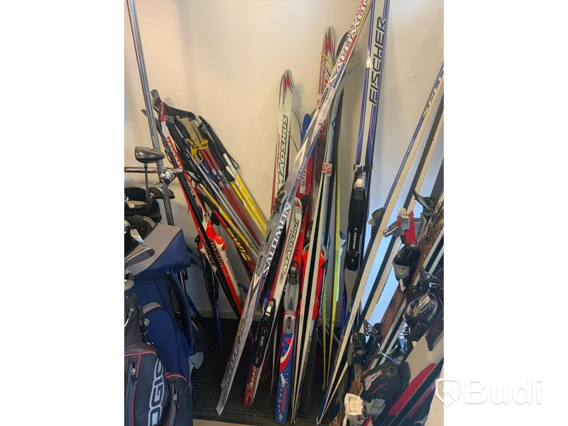 Ca 16 par begagnade skidor olika längder och modeller