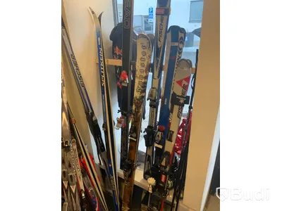 Ca 16 par begagnade skidor olika längder och modeller