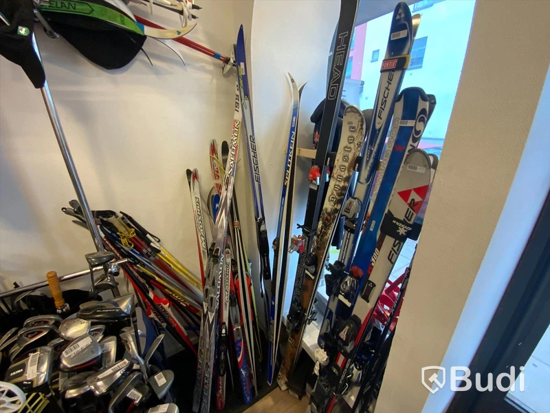 Ca 16 par begagnade skidor olika längder och modeller