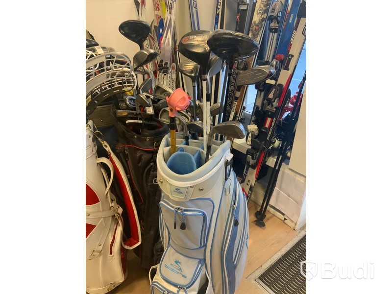 Ca 14 st begagnade golfbagar med div klubbor, samt några innebandyklubbor