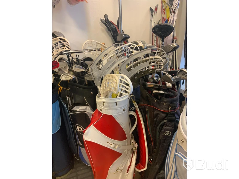 Ca 14 st begagnade golfbagar med div klubbor, samt några innebandyklubbor
