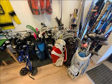 Ca 14 st begagnade golfbagar med div klubbor, samt några innebandyklubbor