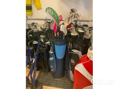 Ca 14 st begagnade golfbagar med div klubbor, samt några innebandyklubbor