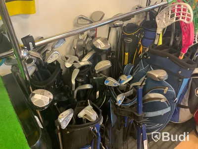 Ca 14 st begagnade golfbagar med div klubbor, samt några innebandyklubbor